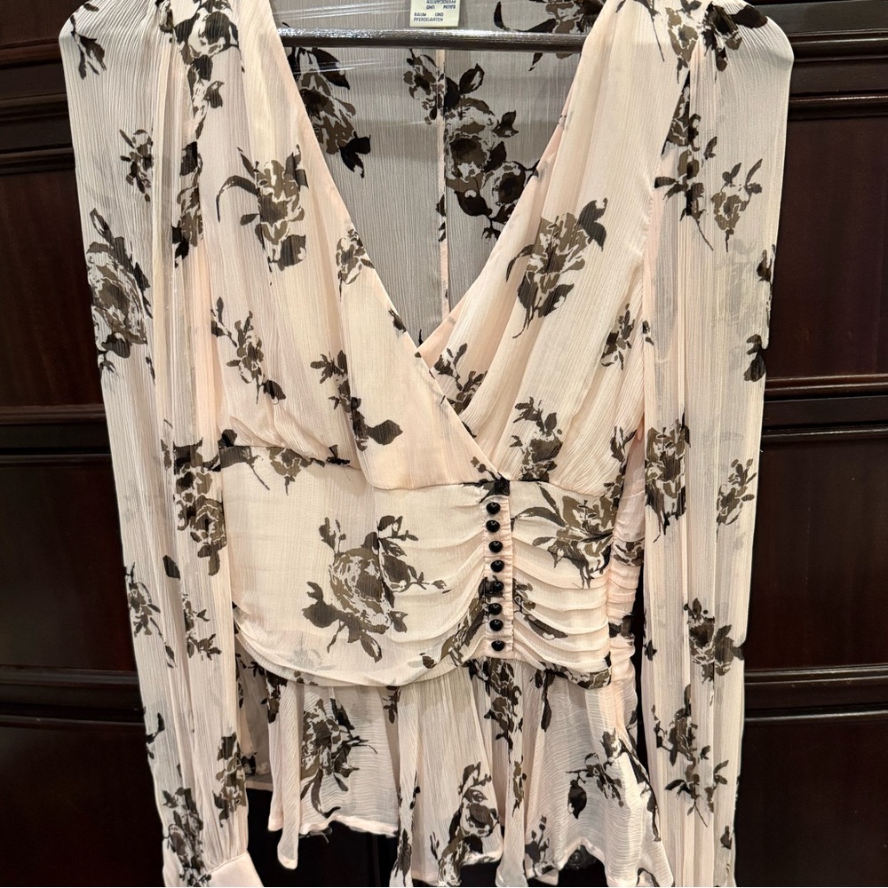 BAUM UND PFERDGARTEN Floral Peplum Blouse -NWOT - Picture 3 of 12